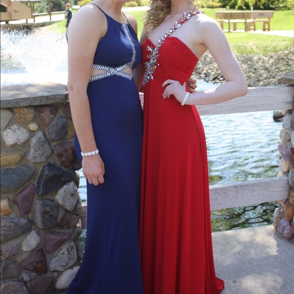 RED PROM DRESS - Picture 1 of 2